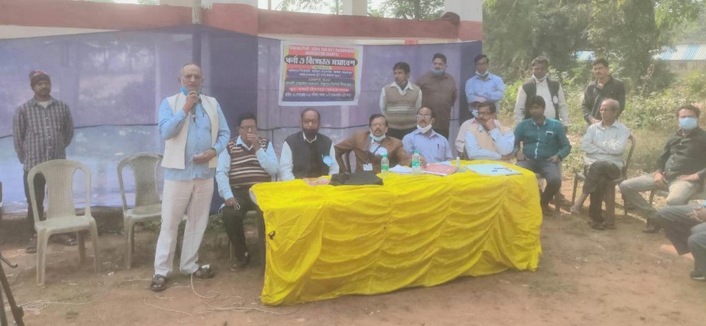 जंगल महल : ट्रेनों की मांग पर किया प्रदर्शन, गाड़ियां रोकने की दी चेतावनी