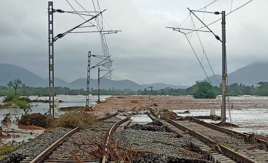 गुंतकल-तिरुपति बाढ़ में बह गया रेलवे ट्रैक, कई ट्रेनें डायवर्ट, कई रद्द