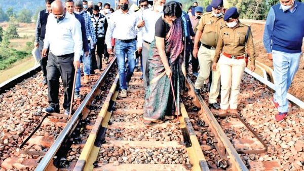 चक्रधरपुर रेलमंडल के वार्षिक निरीक्षण में जीएम अर्चना जोशी ने रेलकर्मियों को कैश अवार्ड देकर किया प्रोत्साहित