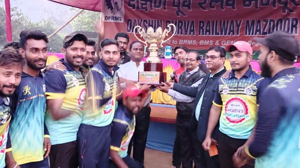 खड़गपुर : डीपीआरएमएस कप-2022 की विजेता बनी सुपर एकादश की टीम
