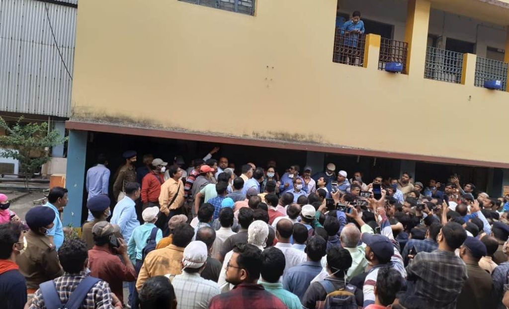 हावड़ा : मुंबई मेल के रैक के नीचे आकर रेल अधिकारी ने की खुदकशी, सीनियर डीइइ (जी) पर उत्पीड़न का आरोप