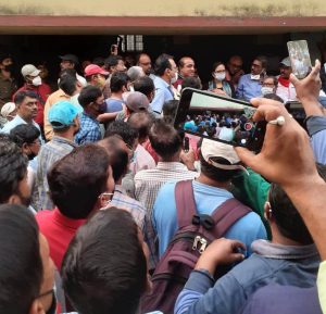 हावड़ा : मुंबई मेल के रैक के नीचे आकर रेल अधिकारी ने की खुदकशी, सीनियर डीइइ (जी) पर उत्पीड़न का आरोप