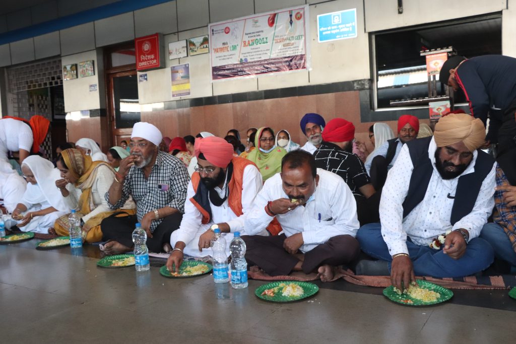 टाटानगर स्टेशन पर सामूहिक भोज कर सिखों ने रखी जम्मूतवी एक्सप्रेस चलाने की मांग