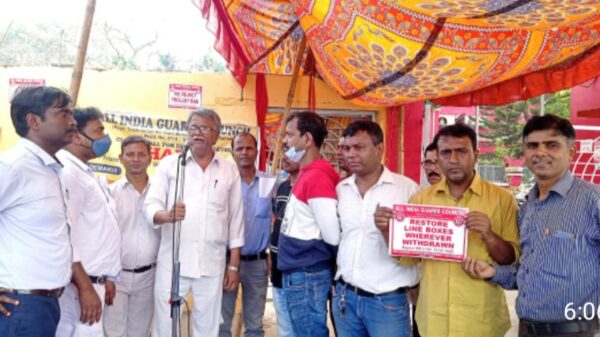 खड़गपुर :  नई ट्राली बैग नीति के खिलाफ रेलवे गार्ड का प्रदर्शन, लाइन बॉक्स की मांग