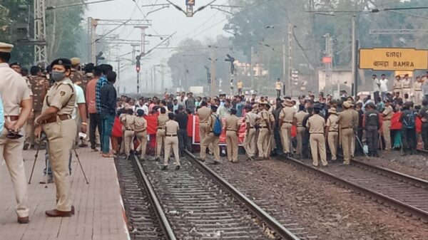 ओड़िशा के बामड़ा में प्रदर्शनकारियों ने किया रेल चक्का जाम, हावड़ा-मुंबई रेलमार्ग पर दर्जनों ट्रेनें फंसी