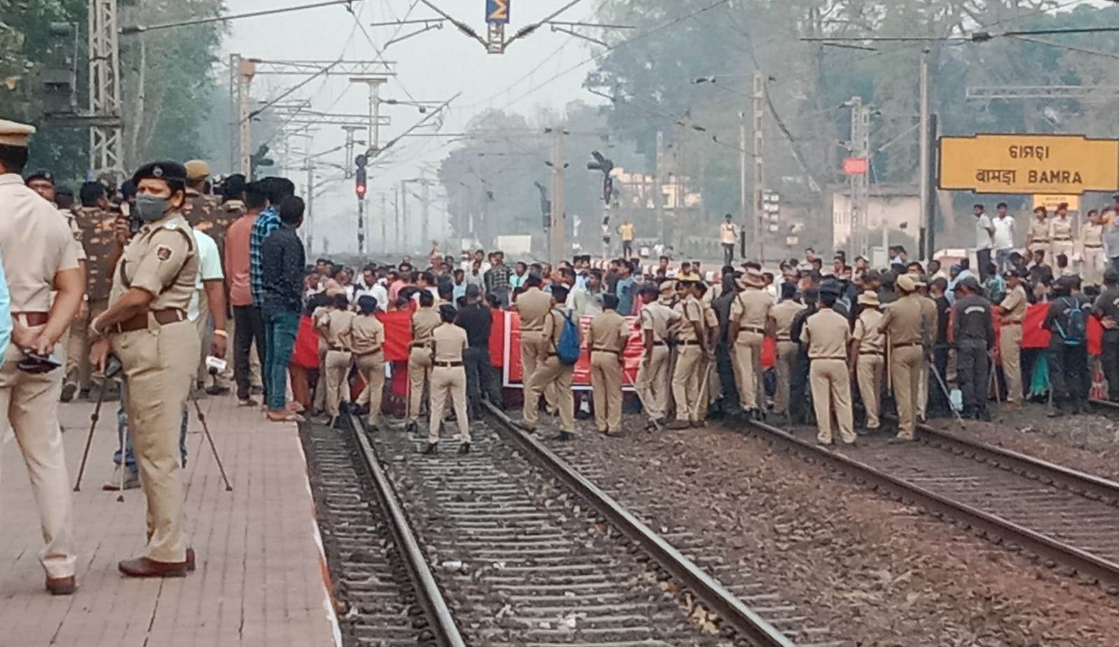 ओड़िशा के बामड़ा में प्रदर्शनकारियों ने किया रेल चक्का जाम, हावड़ा-मुंबई रेलमार्ग पर दर्जनों ट्रेनें फंसी
