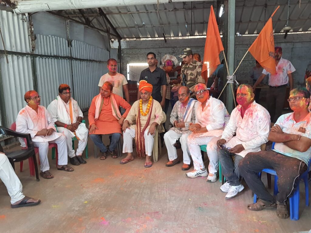 डीपीआरएमएस डिवीजन कार्यालय में रंग-गुलाल लगाकर मनाई गई होली