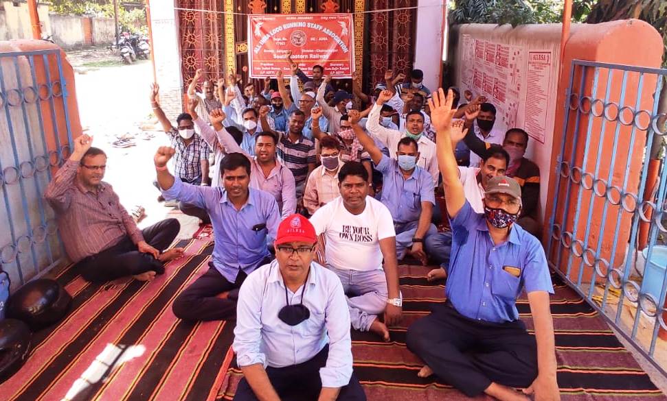 रनिंग कर्मचारियों को ट्राली बैग देने के विरोध में 68 लॉबी में देशव्यापी प्रदर्शन
