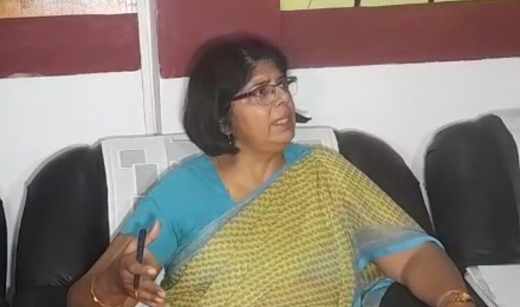 रेलवे जीएम अर्चना जोशी से पुरस्कार पाकर गदगद हो गया गैंगमैन मान सिंह मुंडा