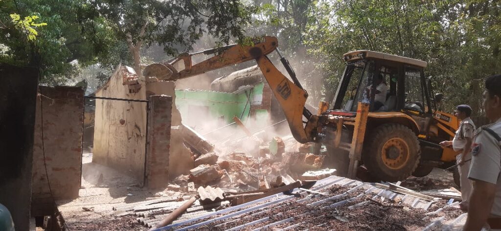 टाटानगर रेलवे कॉलोनी में दबंग टीटू शर्मा को मिला करनी का फल, रेलवे की भी खुली पोल