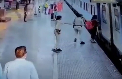 टाटानगर : चलती जनशताब्दी में चढ़ने का प्रयास कर रही युवती फिसली, ..RPF जवान ने बचा ली जान