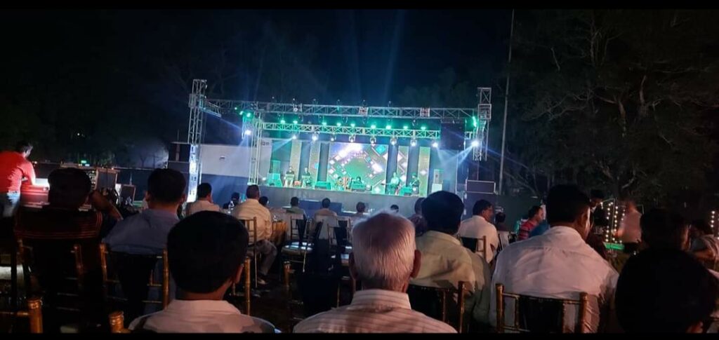 चक्रधरपुर : तुमको देखा तो ये ख्याल आया…, ऑपरेटिंग/ट्रैफिक नाइट में थिरके रेल अधिकारी