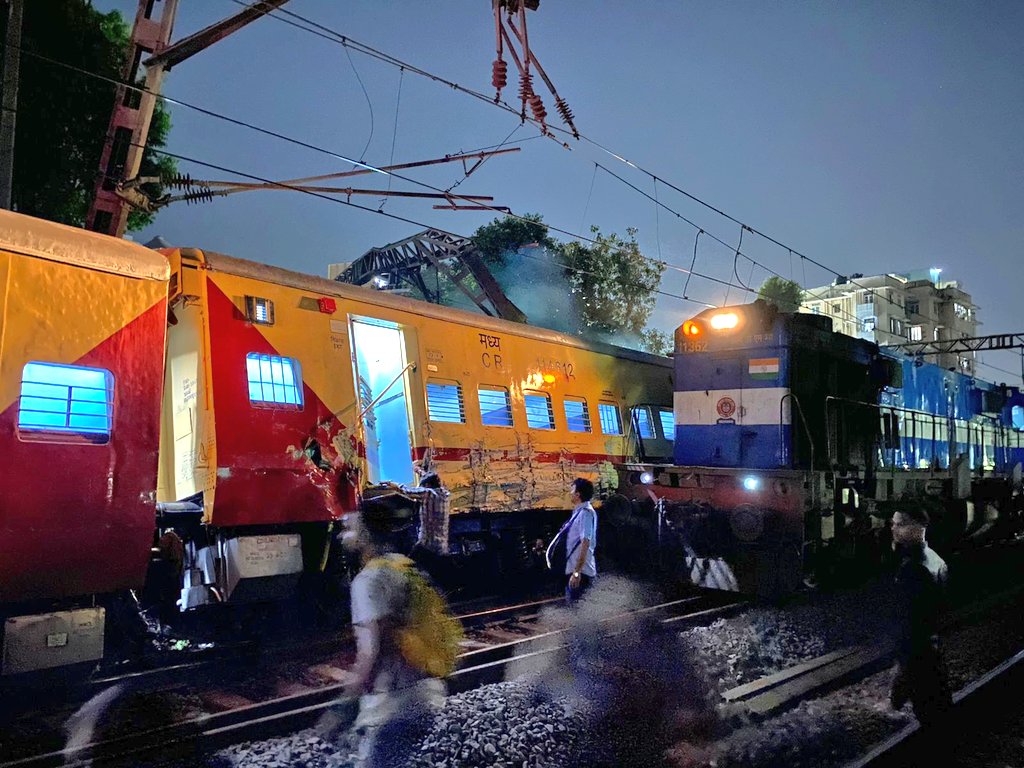 मुंबई : माटुंगा व दादर के बीच चालुक्य एक्सप्रेस और गडग एक्सप्रेस की तीन बोगियां टकराकर बेपटरी