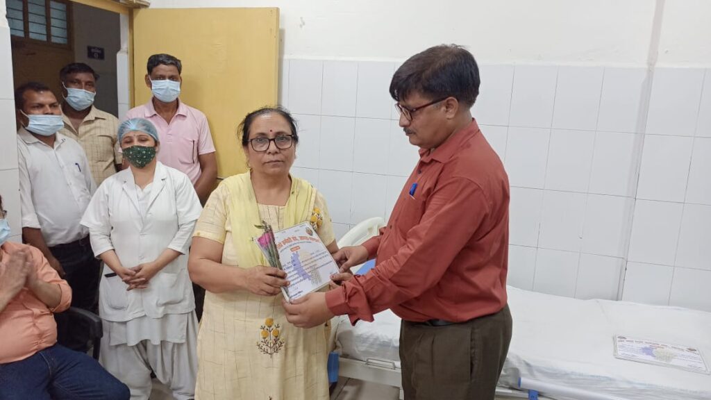 AGRA : उत्तर मध्य रेलवे कर्मचारी संघ ने डॉक्टर व नर्सों को किया सम्मानित