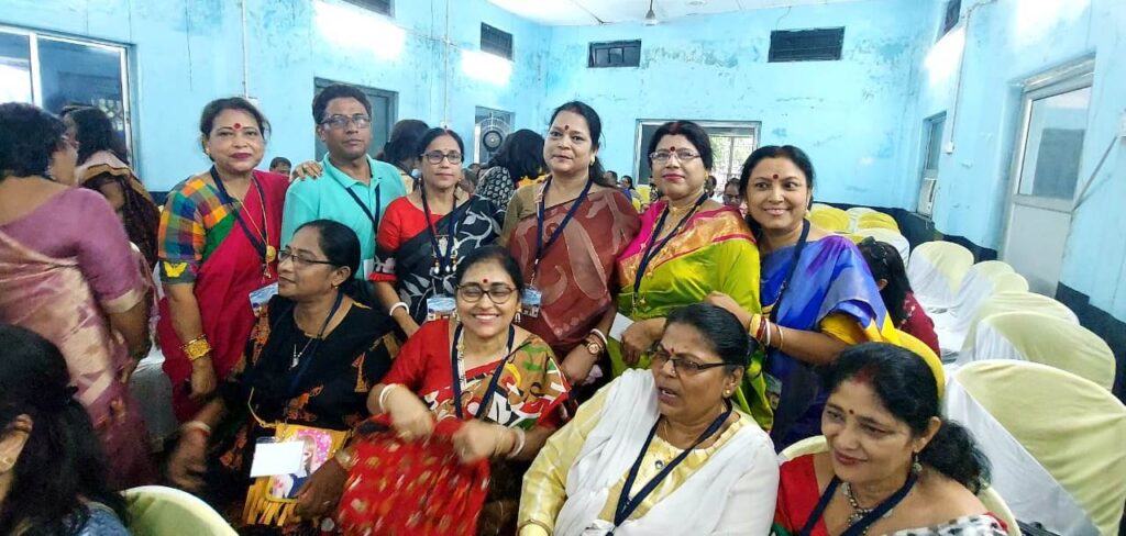 टाटानगर : दपू रेलवे उच्च विद्यालय के पूर्ववर्ती छात्रों ने ताजा की पुरानी यादें, समेट ले गये खुशियां
