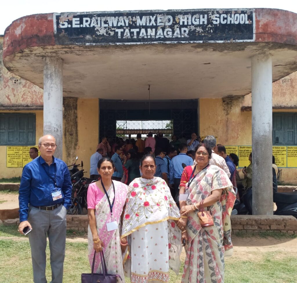 टाटानगर : दपू रेलवे उच्च विद्यालय के पूर्ववर्ती छात्रों ने ताजा की पुरानी यादें, समेट ले गये खुशियां