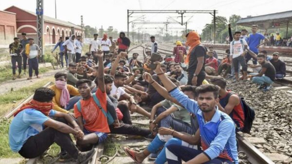 Agnipath Protest : विरोध-प्रदर्शन के बीच रेलवे 612 ट्रेनों को किया रद्द, उपद्रव थमा लेकिन विरोध जारी