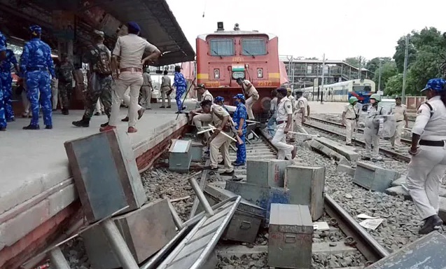 अग्निपथ योजना को लेकर प्रदर्शनकारियों ने सिकंदराबाद स्टेशन में की तोड़फोड़, बिहार, यूपी व झारखंड भी प्रभावित