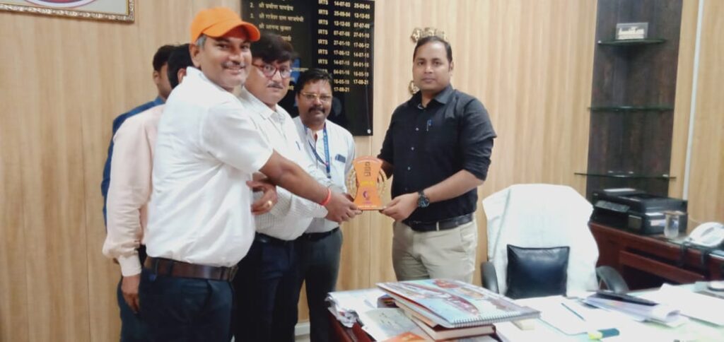 आगरा : सीनियर डीओएम ने संभाला प्रभार, रेलवे कर्मचारी संघ ने किया स्वागत