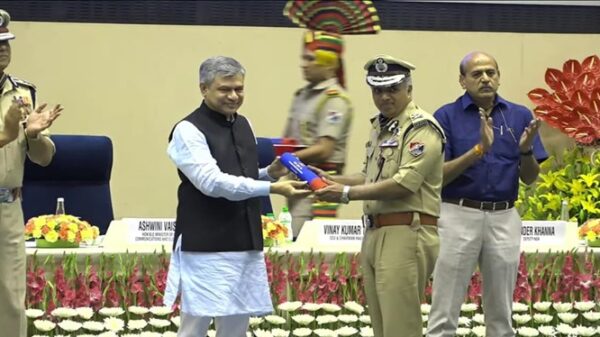 SER : आरपीएफ आईजी डीबी कसार को मिला राष्ट्रपति पुलिस पदक, रेलमंत्री ने किया सम्मानित