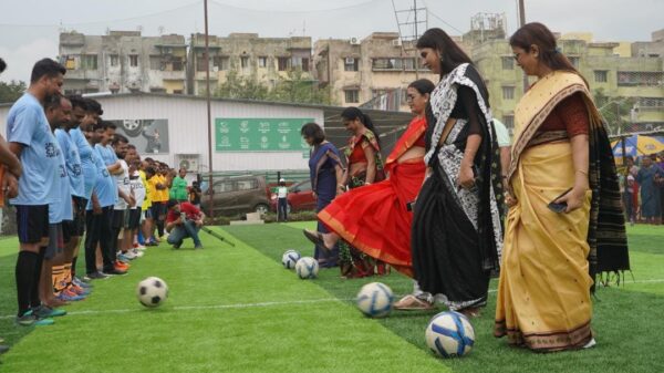 कोलकाता : एक फुटबॉल प्रतियोगिता सुपरडैड्स के लिए ...