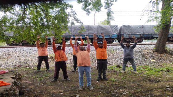 बिलासपुर में रेल पटरी के किनारे ट्रैकमेंटेनरों ने किया योग, कहां- मिलती है ऊर्जा