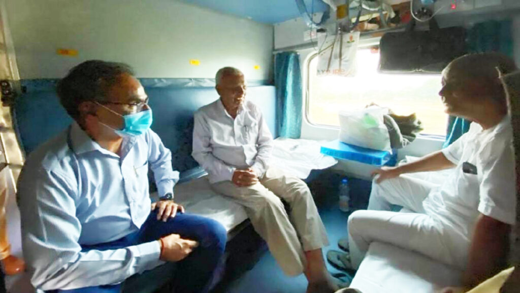 NCR जीएम पहुंच गये ट्रेन में यात्रियों का हाल जानने, कहां – बतायें कैसी है रेलवे की सुविधाएं