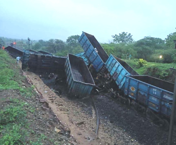 रतलाम - दाहोद के बीच मालगाड़ी के 16 डिब्बे पटरी से उतरे, एक दर्जन से अधिक ट्रेनें प्रभावित