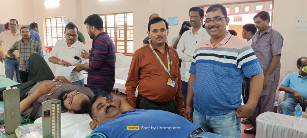 टाटानगर : रेलवे को-ऑपरेटिव सोसाइटी में दिवंगत लोको पायलट की पुण्यतिथि पर 127 यूनिट रक्तदान