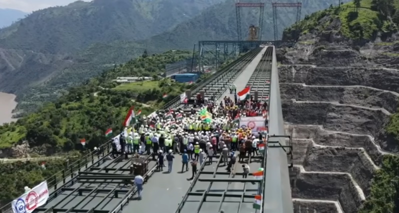 जम्मू-कश्मीर में दुनिया के सबसे ऊंचा पुल पर लहराया तिरंगा, रेलमंत्री ने वीडियो किया शेयर
