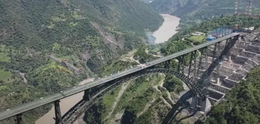 जम्मू-कश्मीर में दुनिया के सबसे ऊंचा पुल पर लहराया तिरंगा, रेलमंत्री ने वीडियो किया शेयर