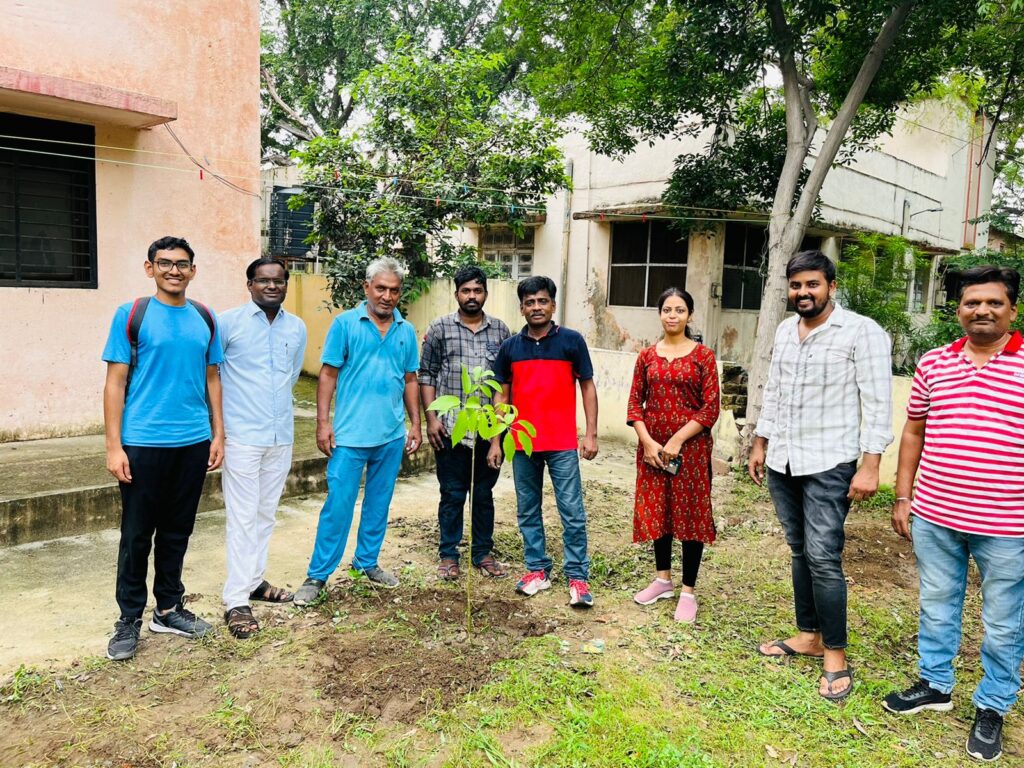 SAVE EARTH NGO ने अहमदाबाद की रेलवे कॉलोनियों में किया पौधरोपण