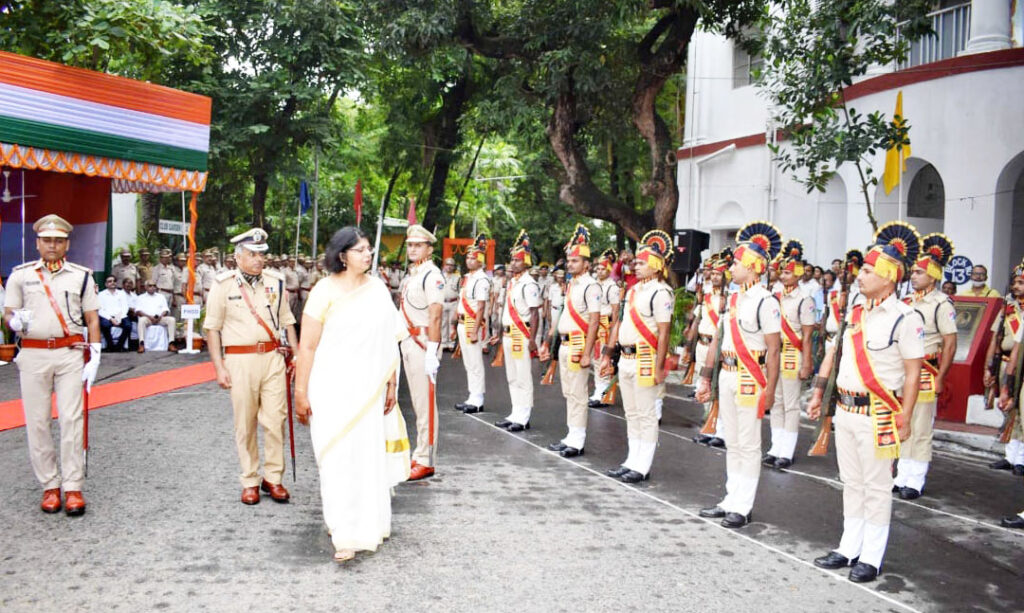 SER : जोनल मुख्यालय में जीएम अर्चना जोशी ने फराया तिरंगा, टाटानगर में दिखा सिविल डिफेंस का जोश