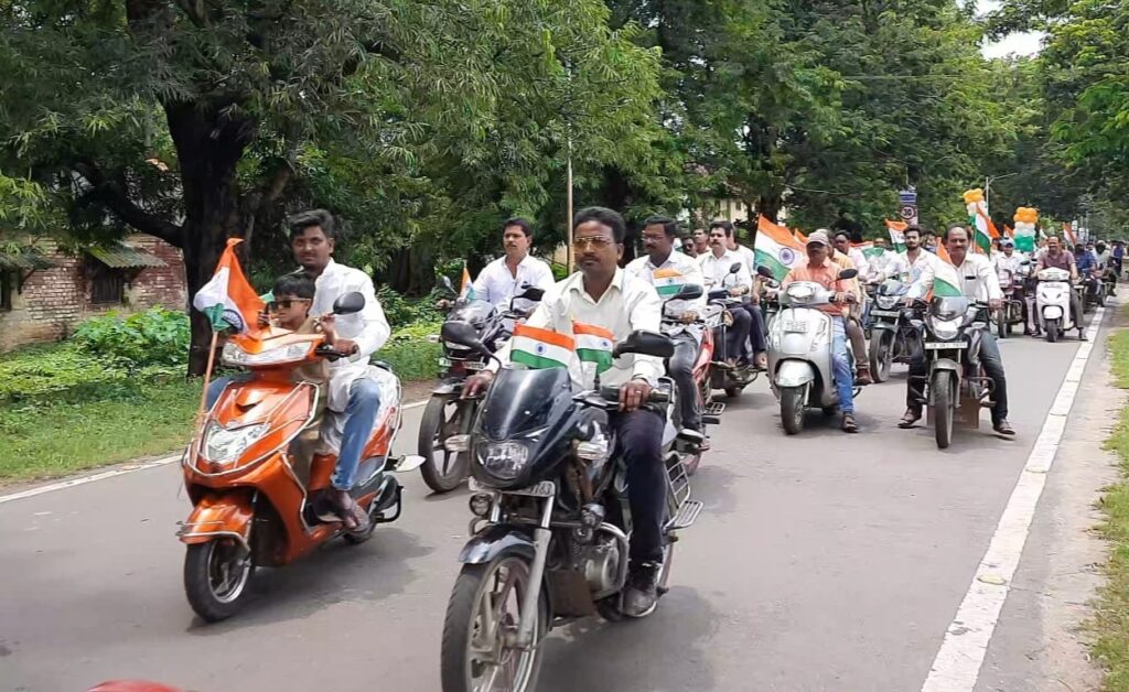 तिरंगा बाइक रैली और पौधारोपण कर दक्षिण पूर्व रेलवे मजदूर संघ ने मनाया अमृत महोत्सव