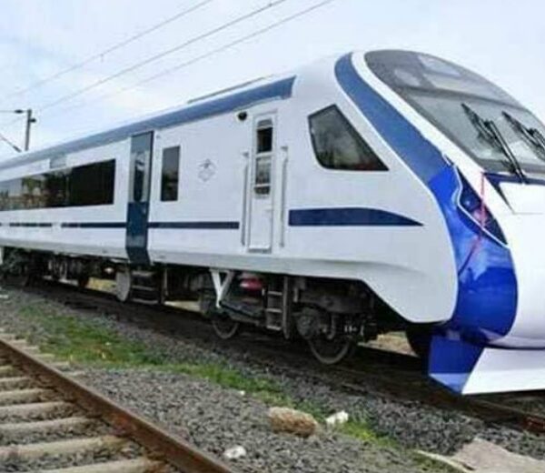 अहमदाबाद से मुंबई के बीच दौड़ेगी वंदे भारत, ICF के ट्रायल रन में रेलमंत्री हुए शामिल