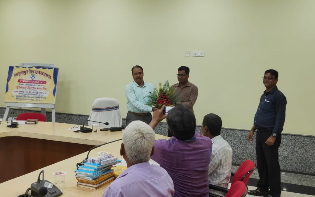 ” तलवार से भी शक्तिशाली है शब्दों में पिरोयी कविता “