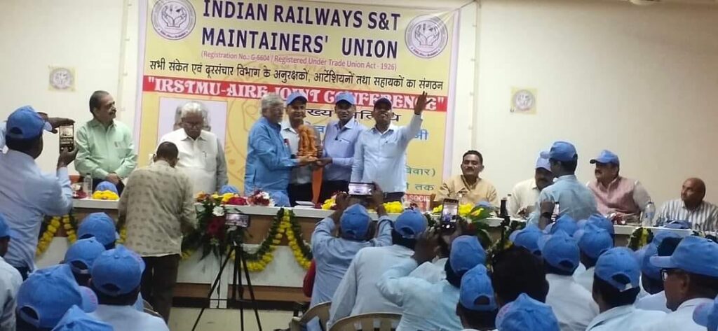 रेलवे अपने कर्मचारियों को खुद पेंशन देती है, इसलिए NPS बंद कर पुरानी पेंशन योजना बहाल करे मंत्रालय : भोसले