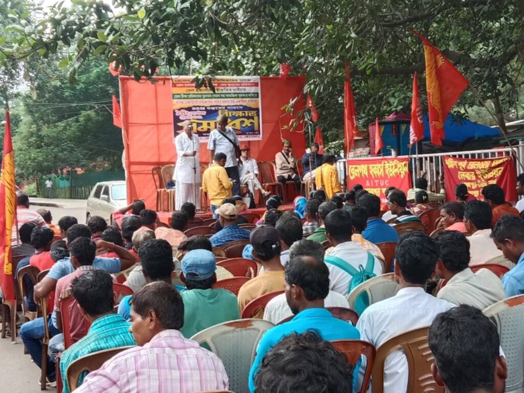 KHARAGPUR : रेलवे की नीतियों के खिलाफ ट्रेंड यूनियनों ने भरी हुंकार, डीआरएम ऑफिस पर प्रदर्शन