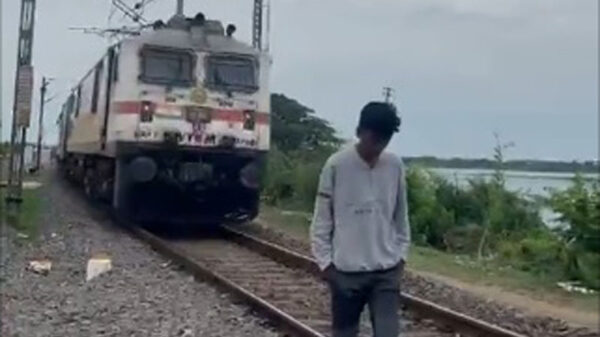 तेलंगाना में इंस्टाग्राम रील बनवा रहा युवक ट्रेन की टक्कर से गंभीर, हवा में उछला शरीर