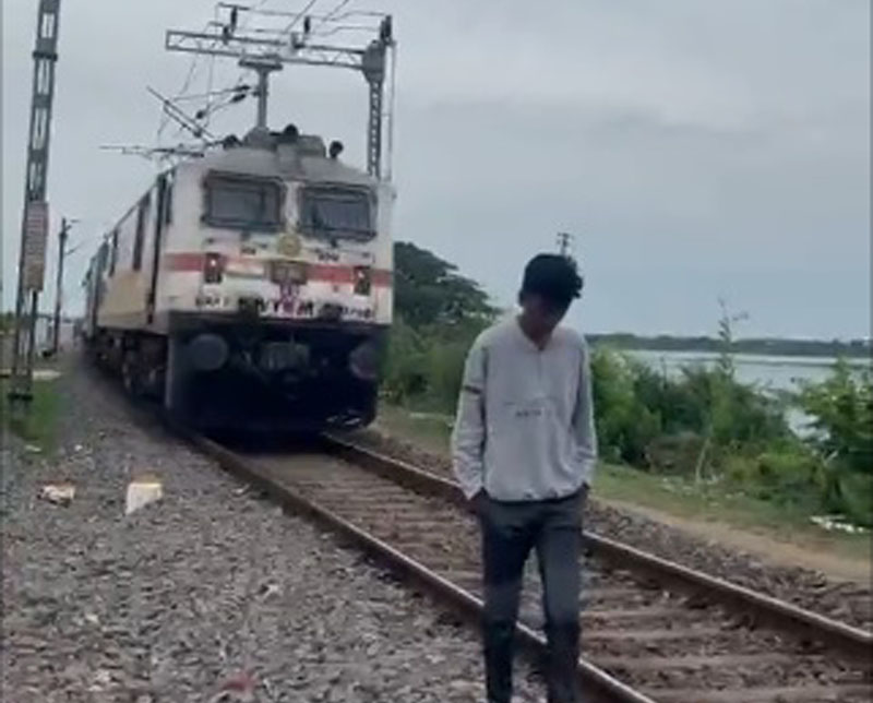 तेलंगाना में इंस्टाग्राम रील बनवा रहा युवक ट्रेन की टक्कर से गंभीर, हवा में उछला शरीर
