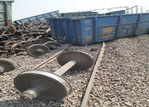 Indian Railway : फतेहपुर में मालगाड़ी दुर्घटना के बाद ट्रेनों को किया गया डाइवर्ट, कई ट्रेनें की गयी रद्द