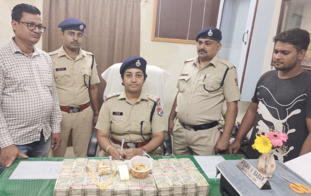 Rs. 56 lakh cash and gold biscuits / ornaments recovered by the RPF Titwala