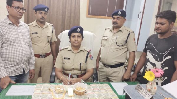 Rs. 56 lakh cash and gold biscuits / ornaments recovered by the RPF Titwala