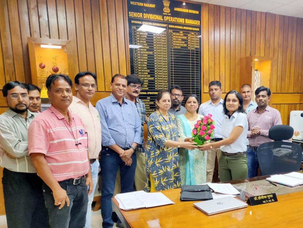 अहमदाबाद : सीनियर डीओएम श्रीमति जेनिया गुप्ता ने पदभार ग्रहण किया