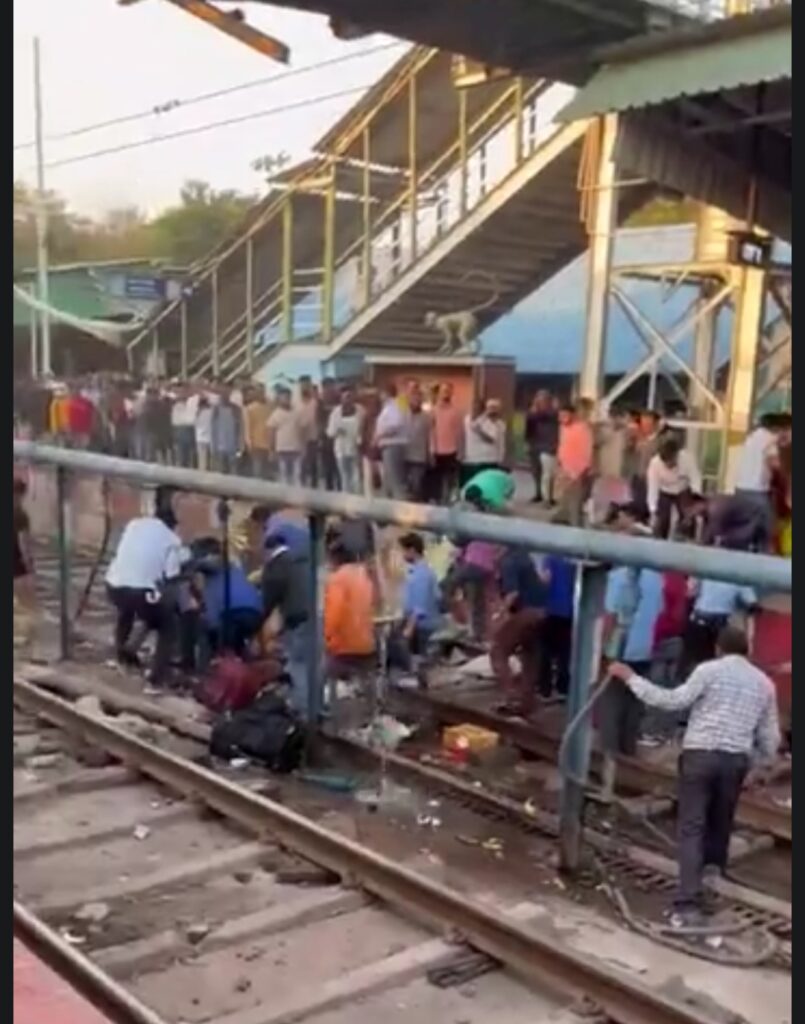 बल्लारशाह रेलवे स्टेशन पर फुट ओवरब्रिज का एक हिस्सा ढहा, 8 से अधिक यात्रियों के घायल होने की सूचना