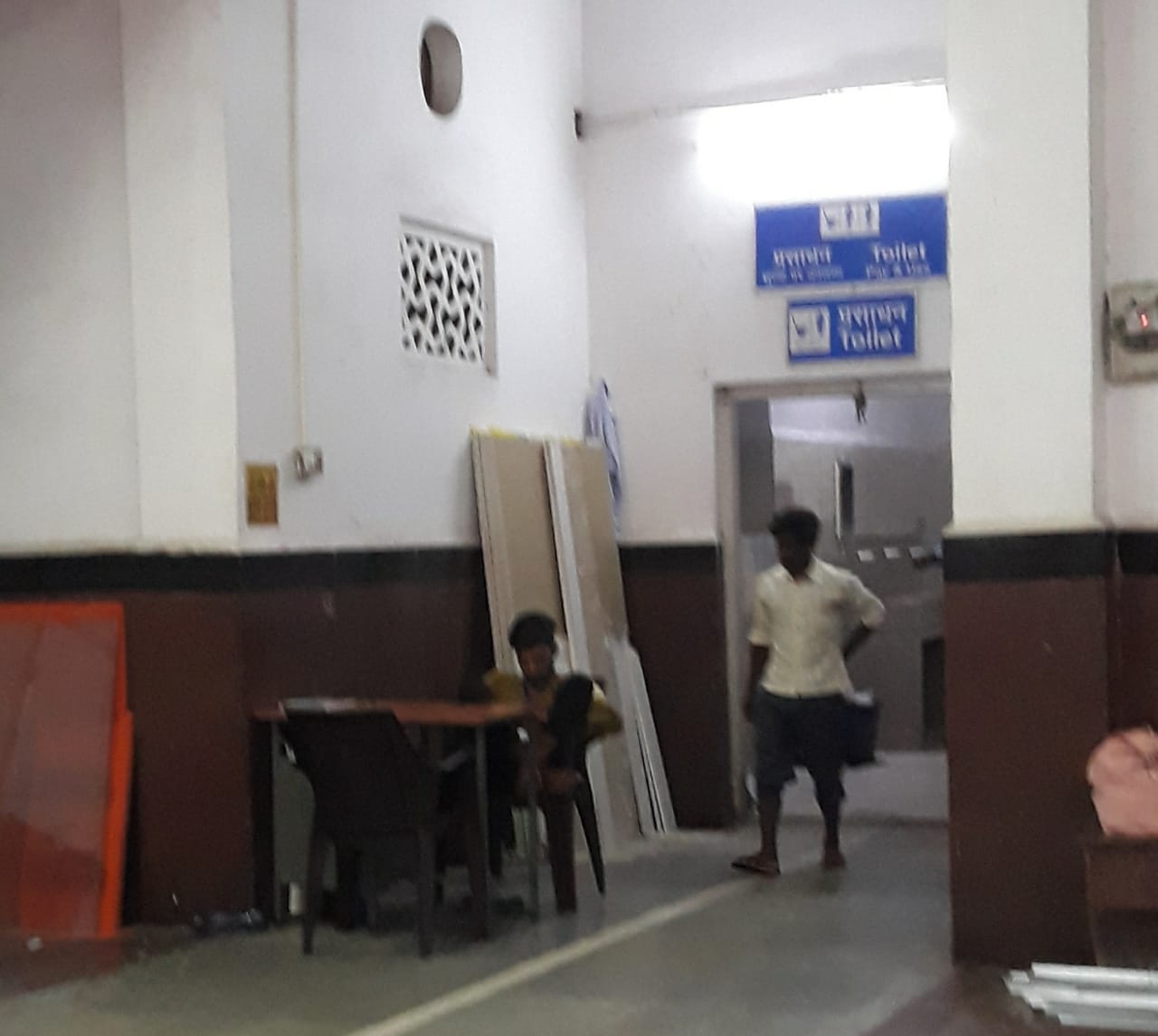 टाटानगर में किसकी शह पर यात्रियों से अवैध वसूली कर रहा शौचालय का संचालक !