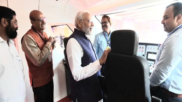 NAGPUR : वंदे भारत के चालकों से मिले प्रधानमंत्री मोदी, बढ़ाया हौसला, दिखायी हरी झंडी