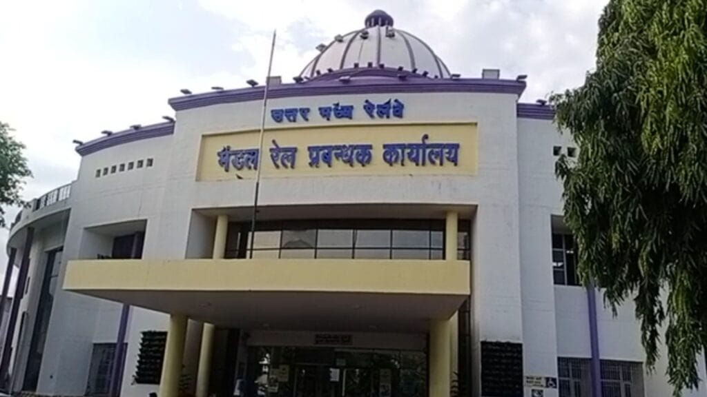 आगरा : वीआरएस देने वाले अधिकारी नौकरी वापस लेने के लिए पहुंच गये कैट, रेलवे भी अड़ा