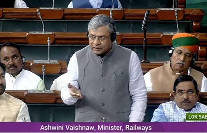 रेलवे में वरिष्ठ नागरिकों की रियायत देने पर विचार नहीं, रेलमंत्री ने कहा - 59,000 करोड़ की सब्सिडी दे रहे