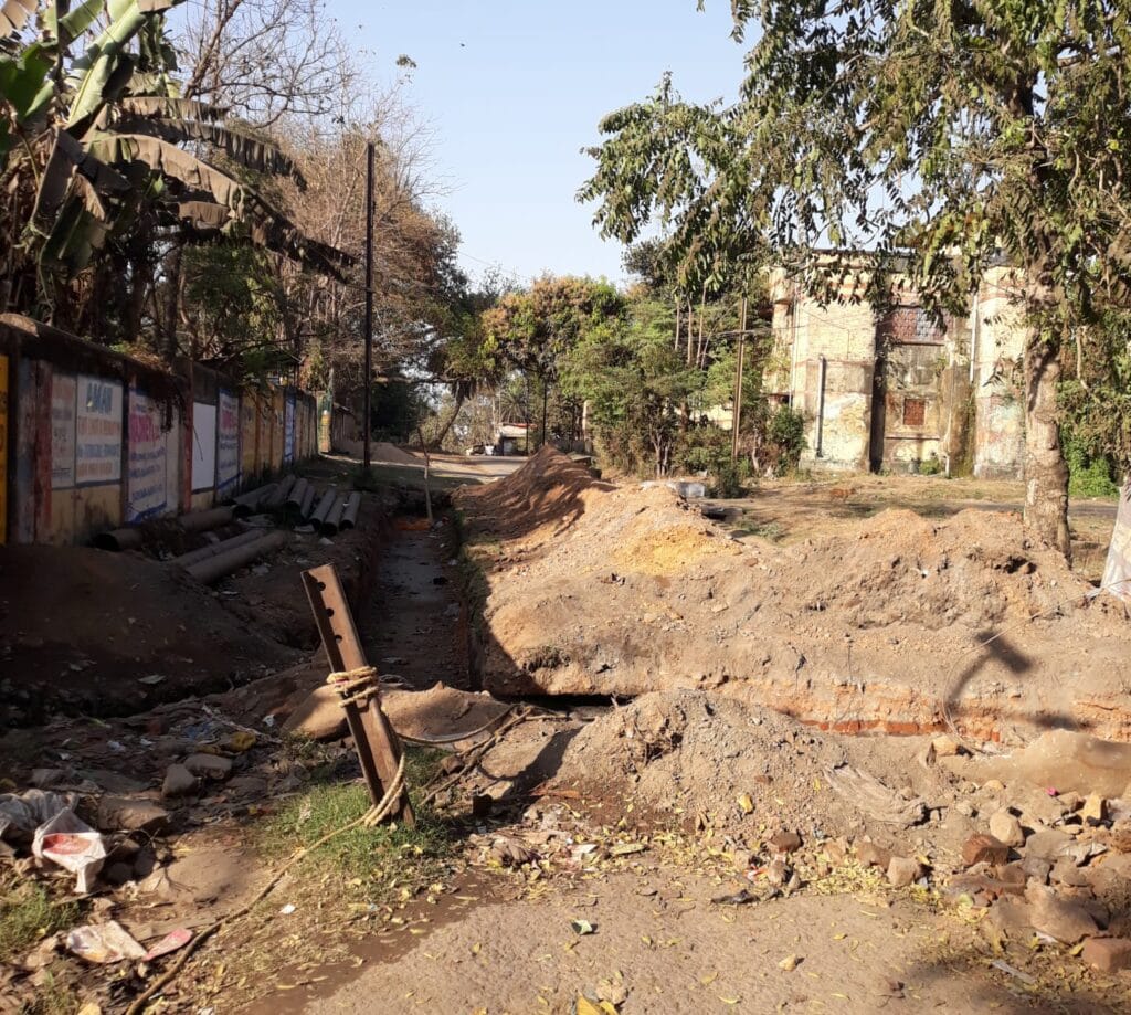 टाटानगर रेलवे कॉलोनी में रोड खोदकर सो गया ठेकेदार, जगाने गये जनप्रतिनिधि